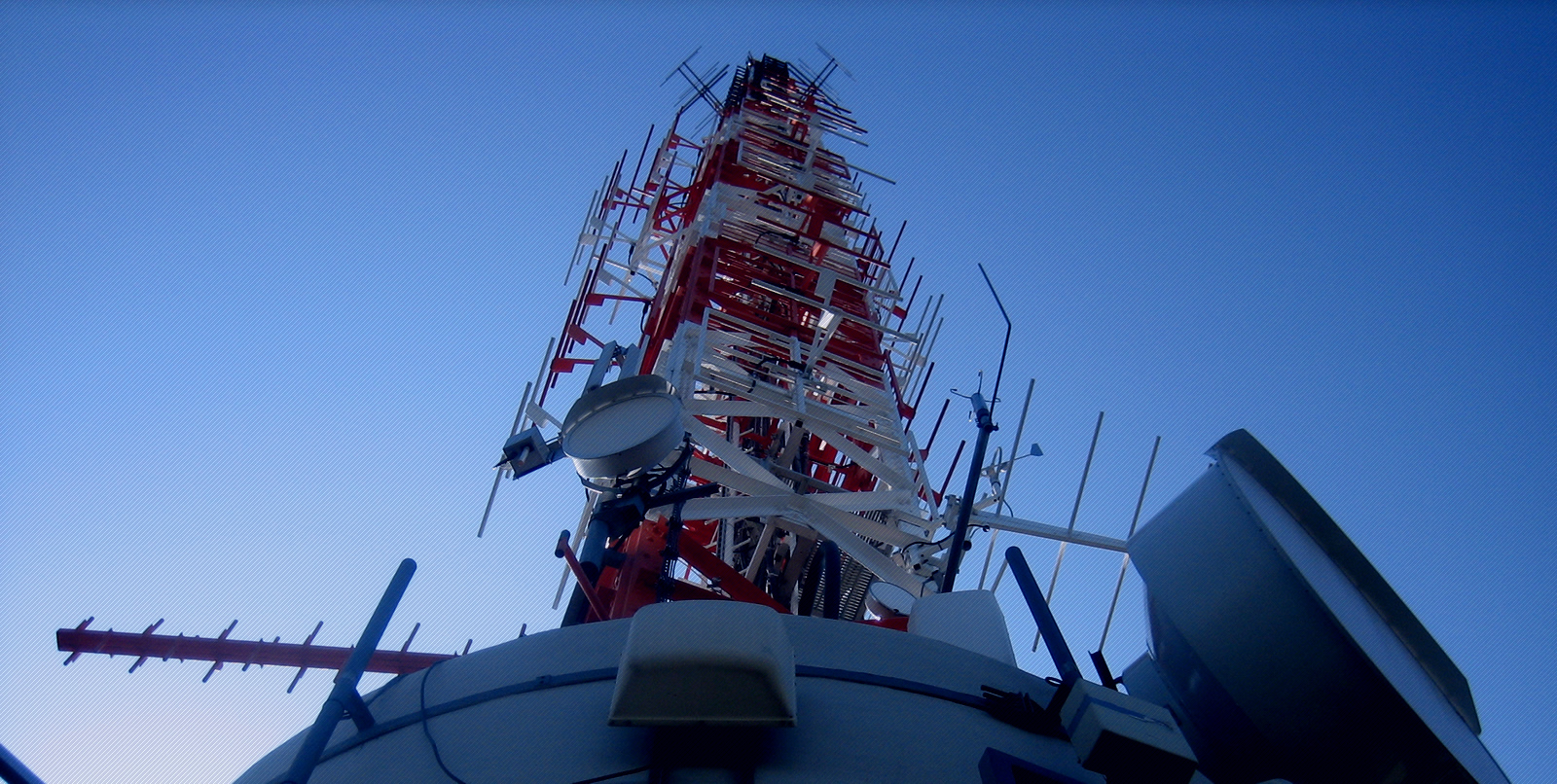 una foto della cima di un ponte radio televisivo